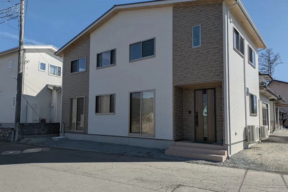 富士河口湖町小立にある plus One の教室の建物。駐車場あり